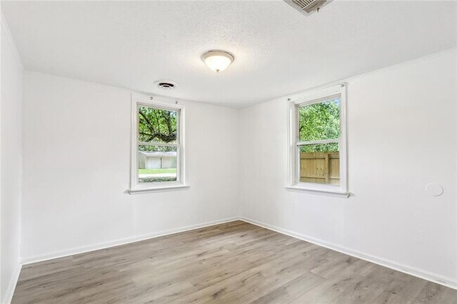 Building Photo - 1279 Jaycee Dr