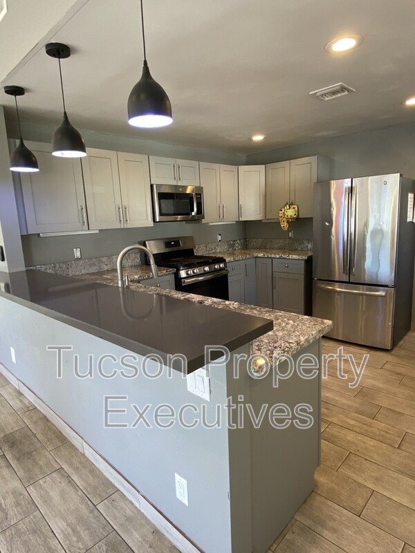 Building Photo - 1421 E Drachman St