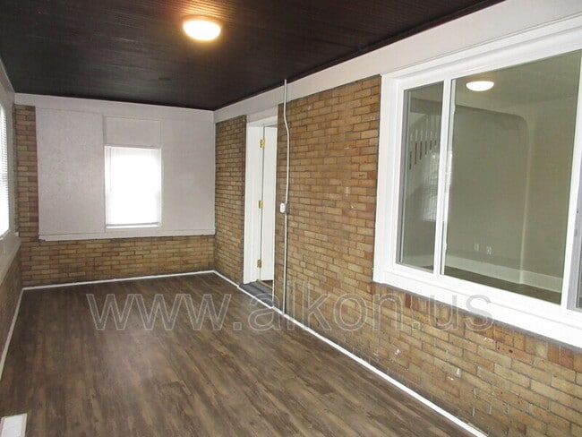Building Photo - 302 W Virginia Ave