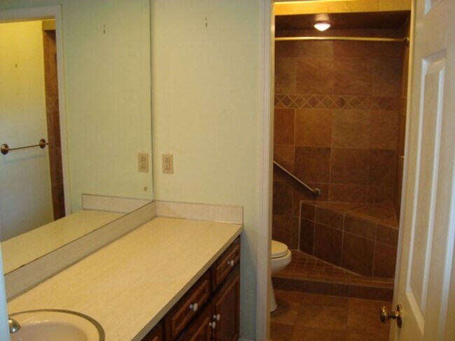 Building Photo - 4 Bedroom 2.5 Bath Home available to rent!