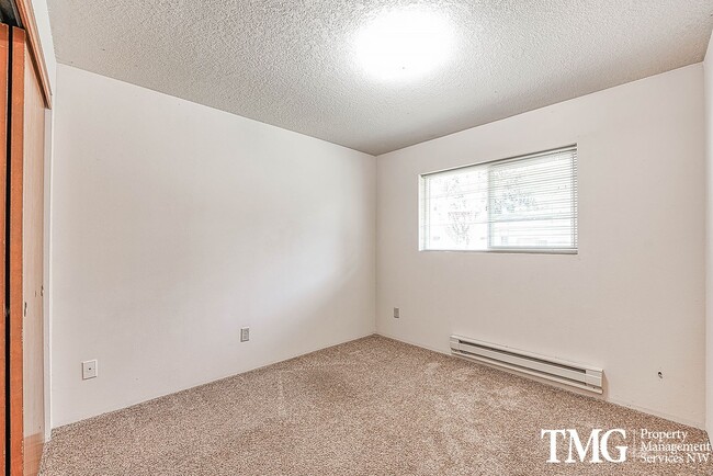 Building Photo - Classically Cute 2 Bed 1 Bath Duplex in Washougal