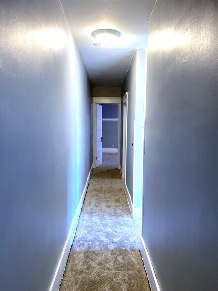 Building Photo - 916 W 9th St