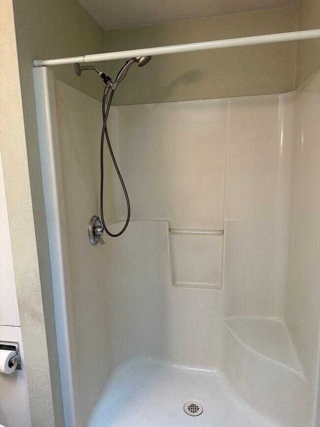 Building Photo - Large 2 bedroom 2 bathroom duplex with garage!