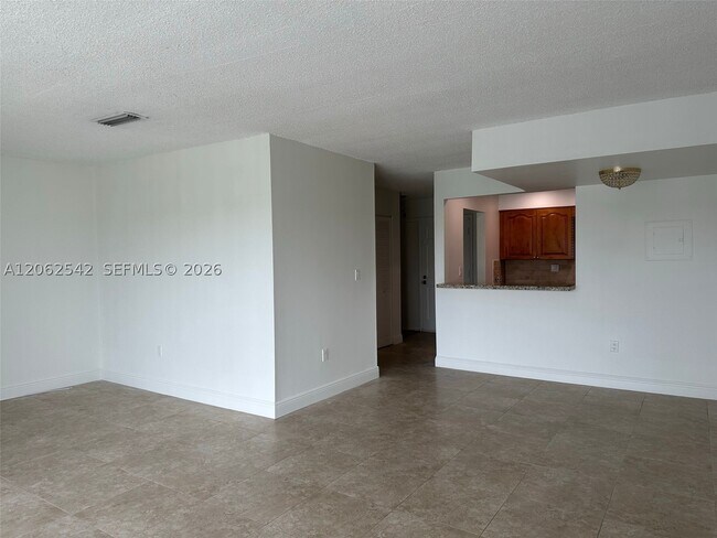 Building Photo - 9359 Fontainebleau Blvd