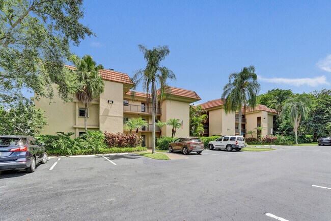 Building Photo - 200 Jacaranda Country Club Dr