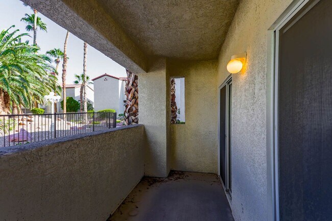Building Photo - Beautifully Updated 2 Bed and 2 Bath Hende...