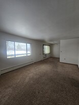 Building Photo - 916 Mayflower Ave