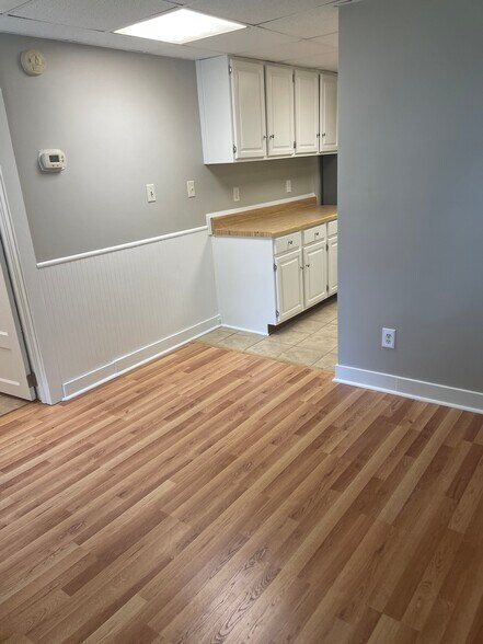Living room - 1725 King Woods Dr, APT A