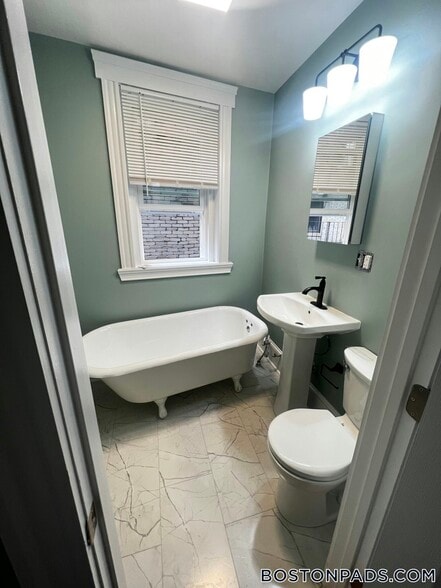 Building Photo - 55 Park Dr