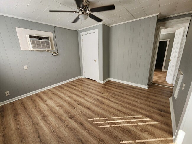 Building Photo - 349B HICKORY HEIGHTS - 2BD-1BA Near APSU and Downtown!!!