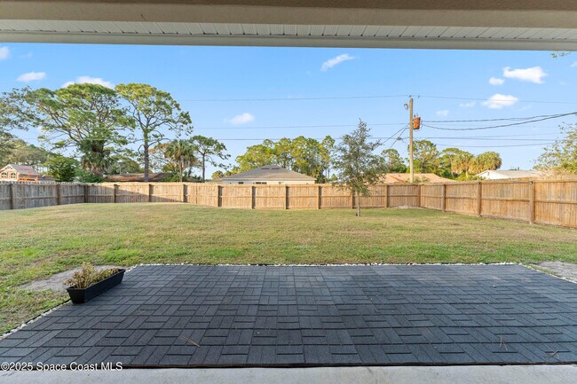 Building Photo - 565 Rembrandt St SE