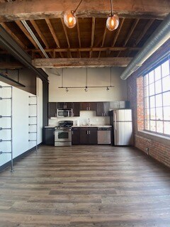 Primary Photo - 570 S Front St