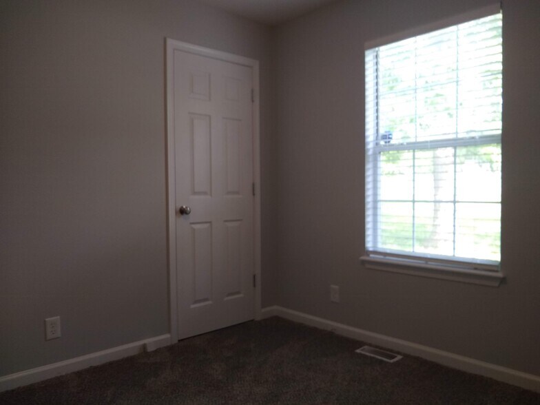 Bedroom 1 - 967 may Apple dr