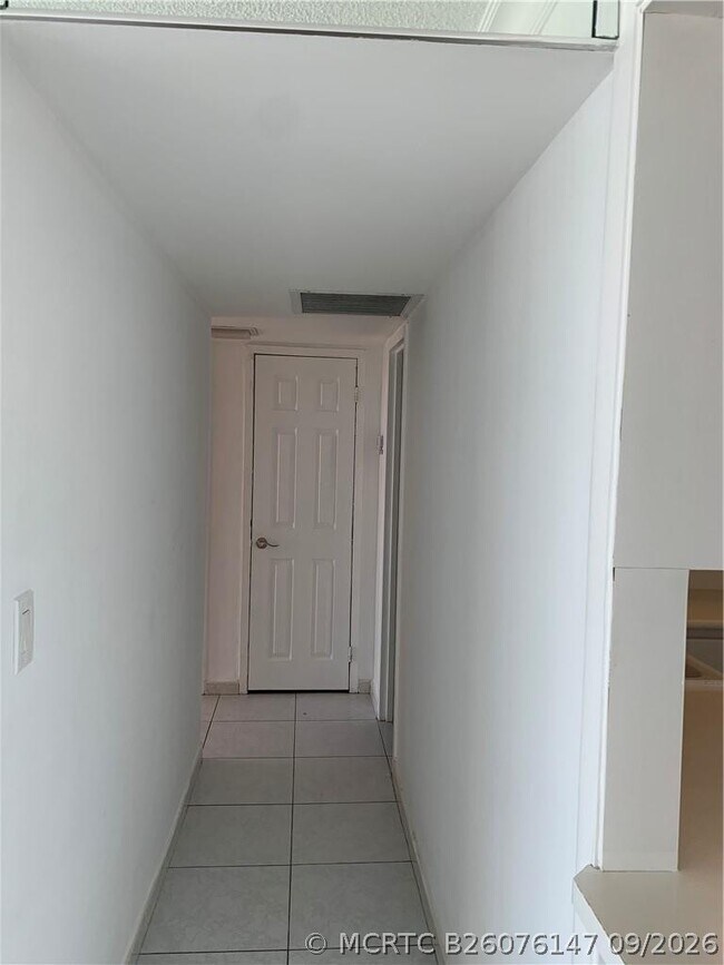 Building Photo - 100 Bayview Dr
