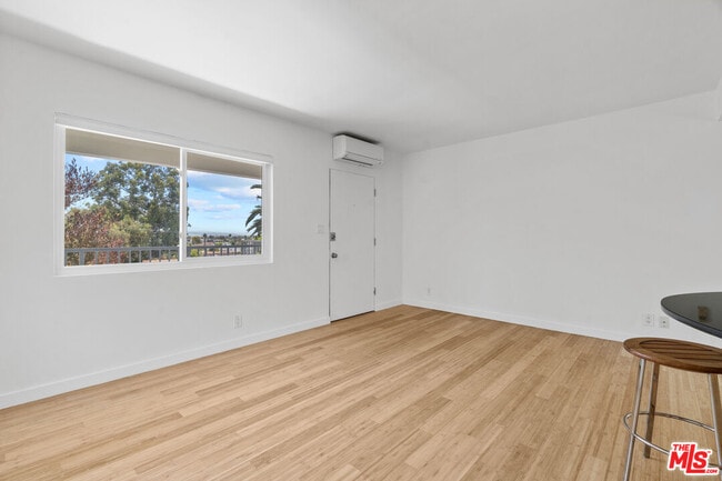 Building Photo - 631 Pier Ave