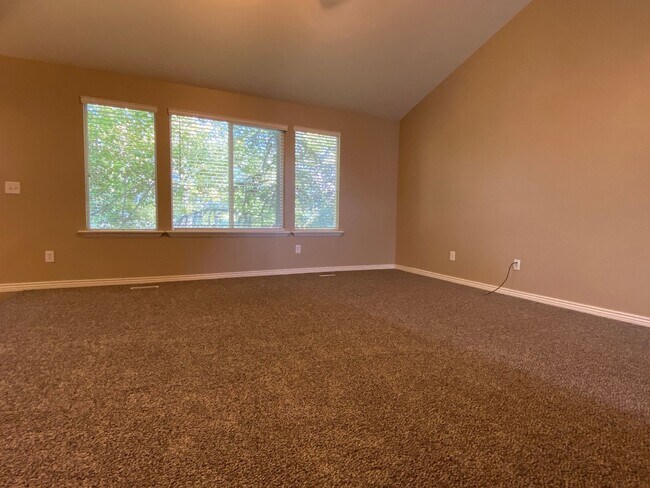 Building Photo - 5 Bedroom/3 Bathroom Home in Riverton