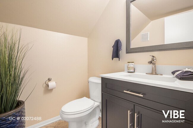 Building Photo - WESTLAKE HILLS- 5 BEDROOMS on a Quiet Street. Walk to everything!!!