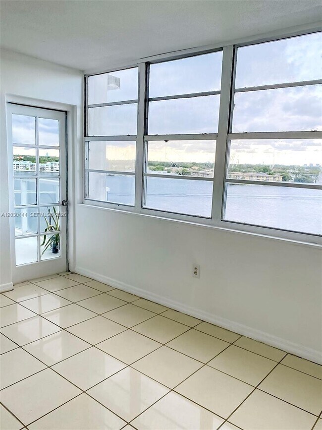 Building Photo - 1301 NE Miami Gardens Dr