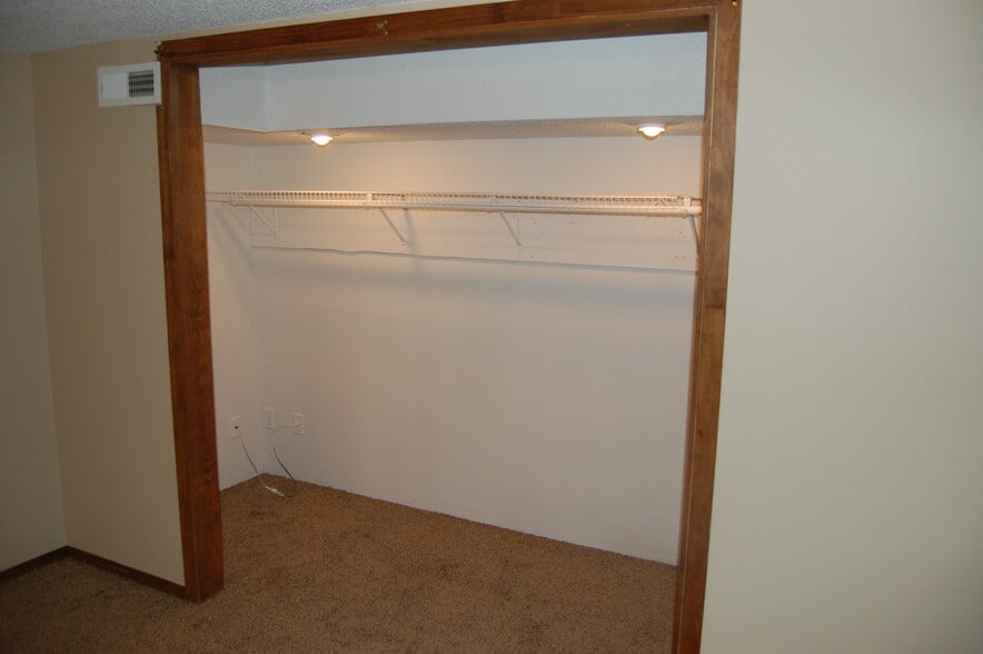 Fourth bedroom 22'x11' - 4945 Walker Ave