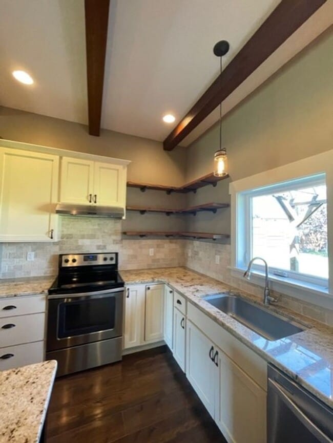 Building Photo - Custom Built 3 Bed/2 Bath Ranch Style Home!