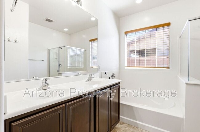 Building Photo - 824 E Jacob St