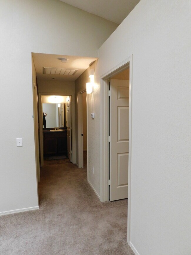 Building Photo - NICE TOWNHOME IN SUNSET MOUNTAIN VILLAS!