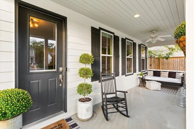 Building Photo - Great price for a huge house! CHARMING Sylvan Heights home 4 Bed 4 Bath. Beautiful private backya...