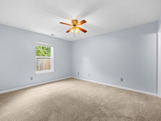 Building Photo - Beautiful 4 Bedroom Home with Bonus Room and Fenced Yard