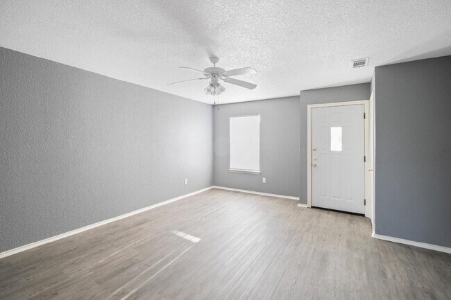 Building Photo - Stylish 3-Bed, 2-Bath Retreat with 1,061 S...
