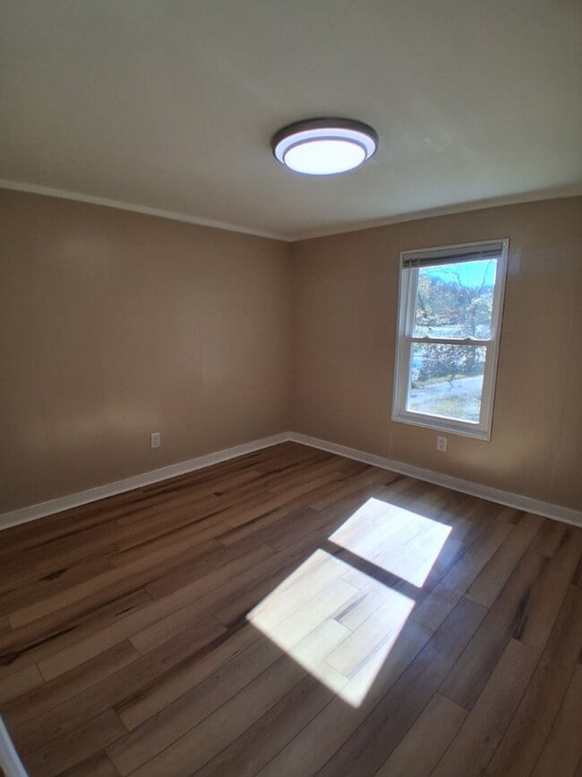 Building Photo - $1,800 - 2 Bedroom / 1 Bath Mobile Home Sitting on the Tuckasegee River