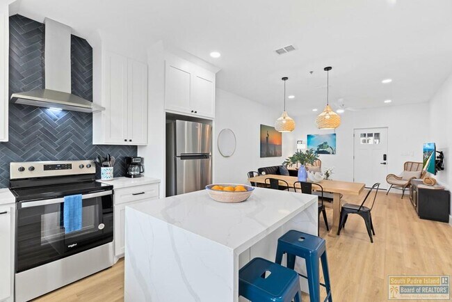 Building Photo - 111 W Sunny Isle Dr