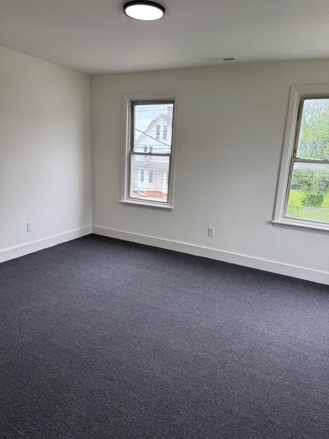 Building Photo - 924 N Kresson St