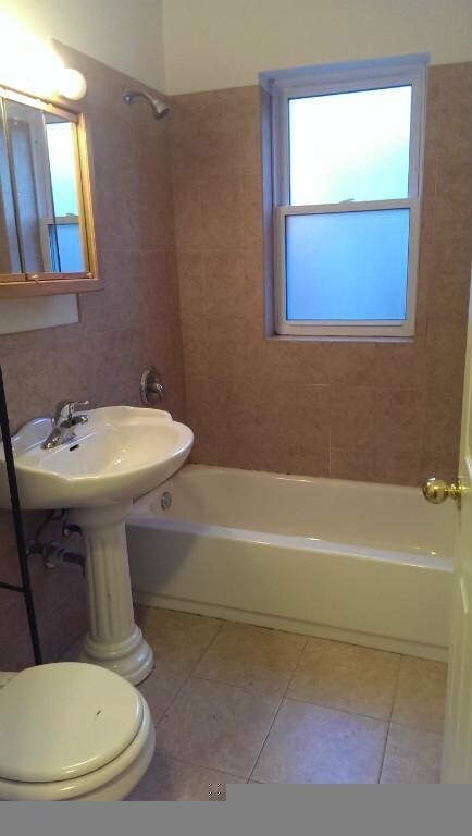 Building Photo - 2008 W Foster Ave