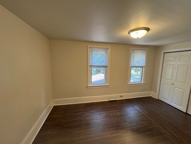 Building Photo - Gorgeous 3 Bedroom UPDATED Single Family Home
