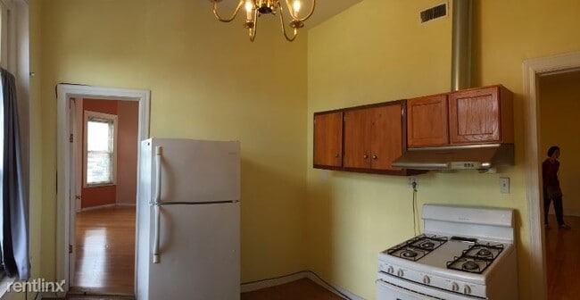 Building Photo - 802 W 31st St