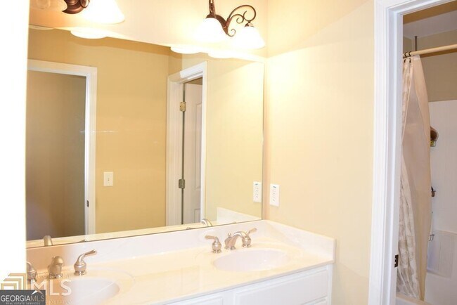 Building Photo - 45 Greenview Dr