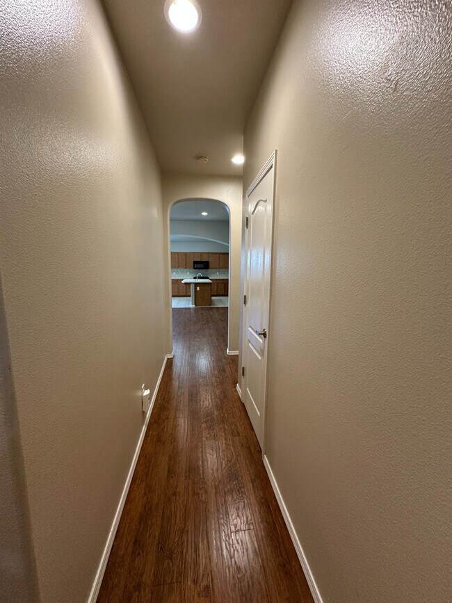 Building Photo - 5541 N Plum Ln