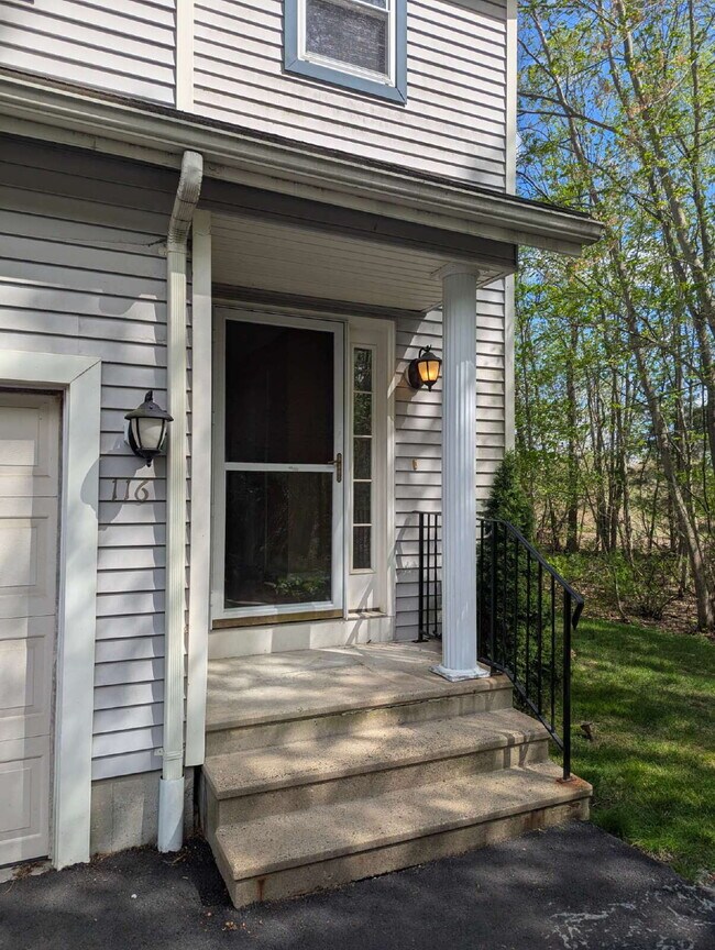Building Photo - Immaculate End Unit in Desirable Weatherst...