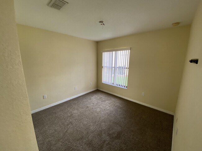 Building Photo - 404 Cinnamon Dr