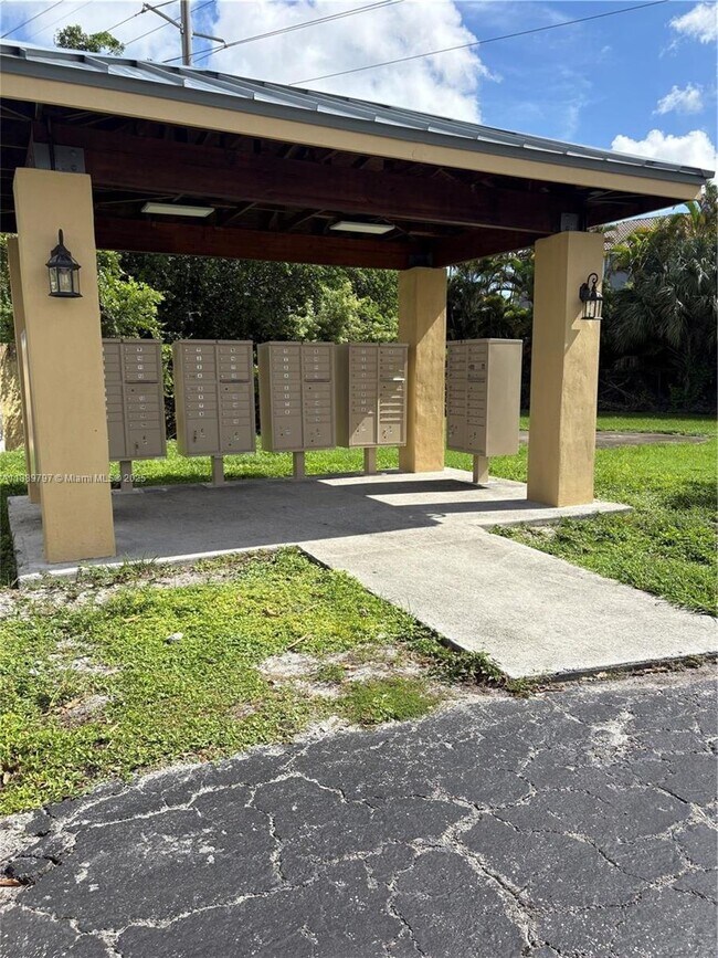 Building Photo - 5140 SW 40th Ave