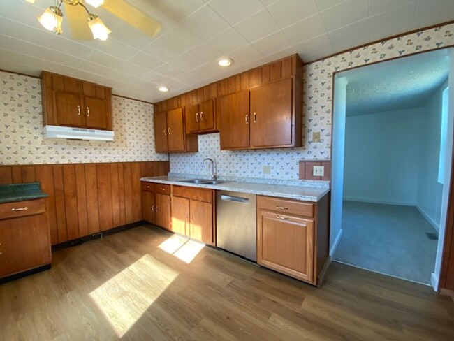 Building Photo - 2 Bedroom 1 Bathroom Unit Available in Urb...