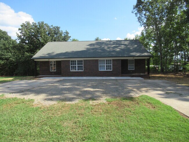 Building Photo - Renovated 2-Bedroom Duplex for Rent Just North of Lincolnton!
