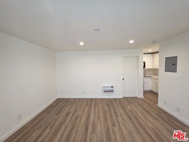 Building Photo - 2400 Vanderbilt Ln