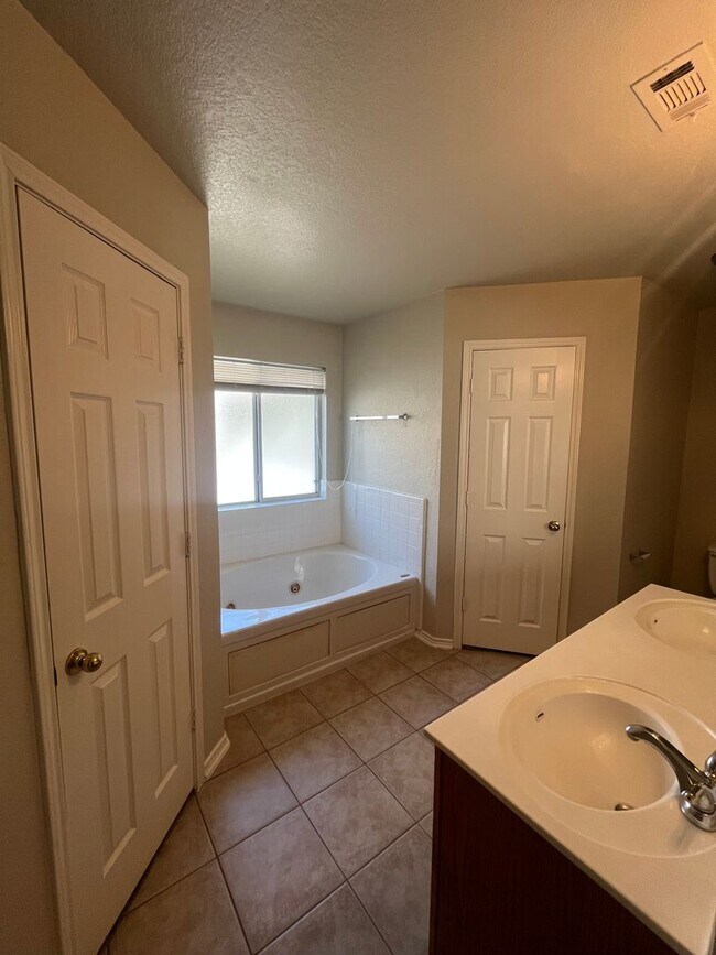 Building Photo - 1607 Schottische Ln