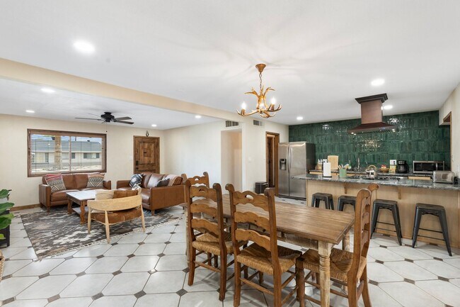 Building Photo - 9 E Del Rio Dr