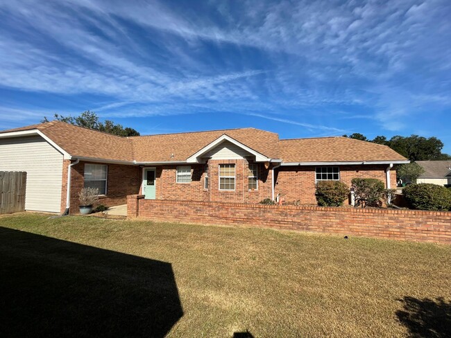 Building Photo - 3/2 Home in Lakeside with Fenced Yard