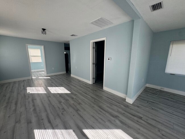 Building Photo - 518 49th St