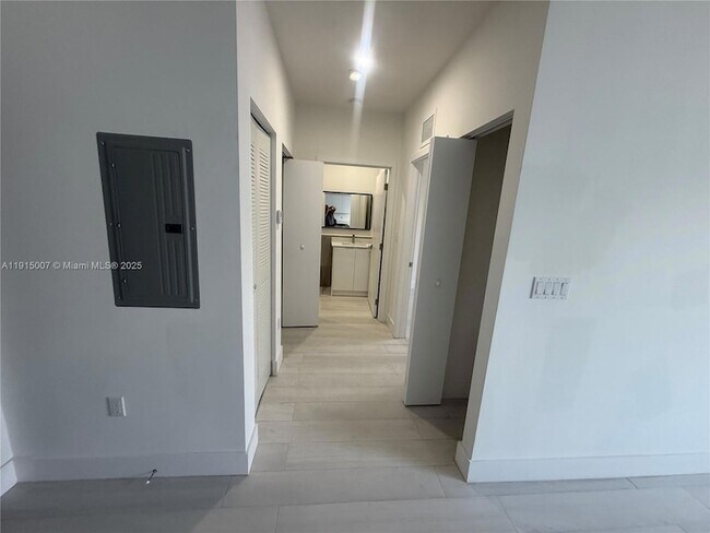 Building Photo - 909 E 24th St