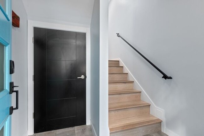 Building Photo - Stunning Air Conditioned Alki Condo Overlooking Majestic Puget Sound!