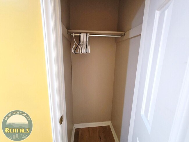 Building Photo - Charming 2BR/1.5BA Townhome Near the Green...